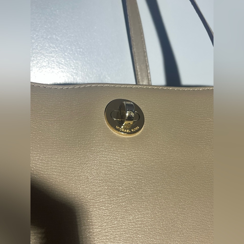 Michael Kors Elegant Tan Leather Tote Bag - Picture 3 of 10